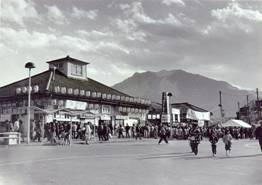 画像：昭和30年代の秩父駅前