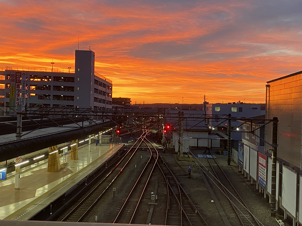 飯能駅の高架の上から見える夕焼けの写真。